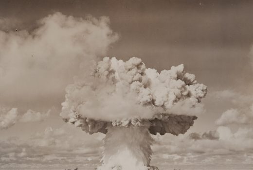 Testy atomowe, takie jak ten na Atolu Bikini, pogłębiały tylko atmosferę strachu i paranoi.