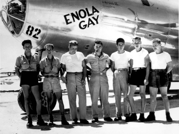 Załoga (niekompletna) bombowca B-29 Superfortress „Enola Gay”, który zrzucił „Little Boya”. Załoga (niekompletna) bombowca B-29 Superfortress „Enola Gay”, który zrzucił „Little Boya”.