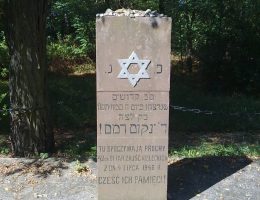 Grób ofiar pogromu na kieleckim cmentarzu żydowskim.