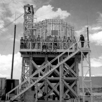 Aby skalibrować urządzenia pomiarowe przed testem Trinity, Amerykanie przeprowadzili próbny wybuch, podczas którego wysadzili 108 ton trotylu. Faktyczna bomba była odpowiednikiem 21 tysięcy ton trotylu.