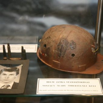 Kask jednego z zabitych górników w Muzeum Izbie Pamięci KWK Wujek.