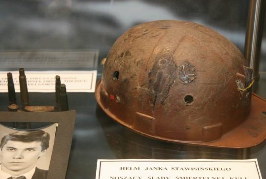 Kask jednego z zabitych górników w Muzeum Izbie Pamięci KWK Wujek.