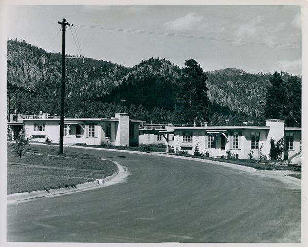 Państwo Ulamowie zamieszkali w urokliwych domkach na terenie Los Alamos. Państwo Ulamowie zamieszkali w urokliwych domkach na terenie Los Alamos.