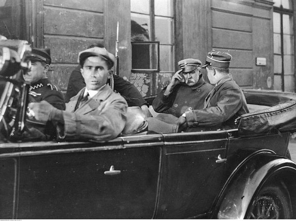Marszałek Józef Piłsudski w samochodzie w drodze do Zamku Królewskiego na zaprzysiężenie gabinetu.