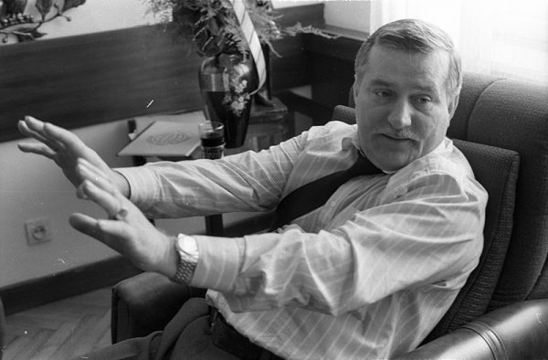 Wałęsa krytykował rząd Mazowieckiego i wypowiedział słynne słowa: „potrzeba prezydenta z siekierą: zdecydowany, ostry, nie certoli się”.