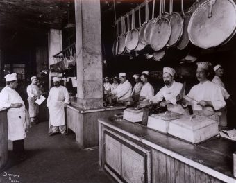 Kucharze z nowojorskiej restauracji Delmonico's na przełomie XIX i XX wieku