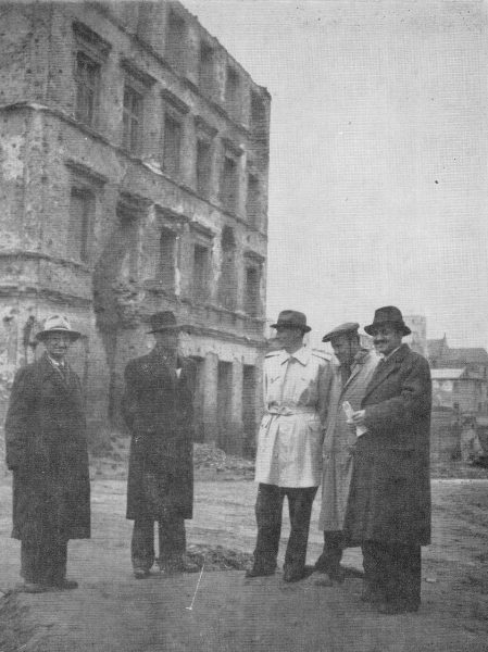 Aleksander Gieysztor (drugi z lewej) z grupą historyków i architektów na Starym Mieście w Warszawie