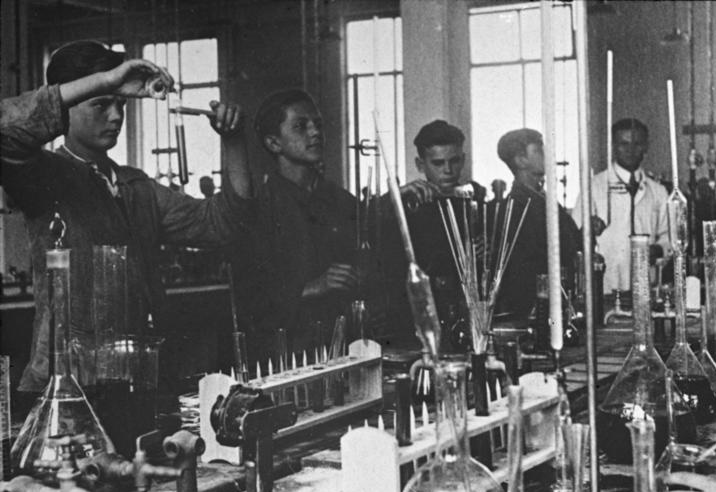 Koncern IG Farben w fabrykach m.in. w Brzegu Dolnym i Auschwitz (na zdj.) produkował broń chemiczną.
