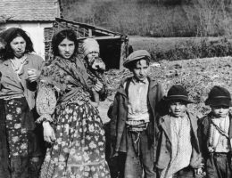 500 tysięcy zamordowanych Romów i Sinti to prawdopodobnie bardzo zaniżona statystyka. Zabitych ludzi należących do tych narodowości mogło być podczas II wojny światowej nawet 7,5 miliona.