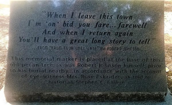 Pamiątkowy kamień z cytatem z piosenki Johnsona „From Four Until Late”