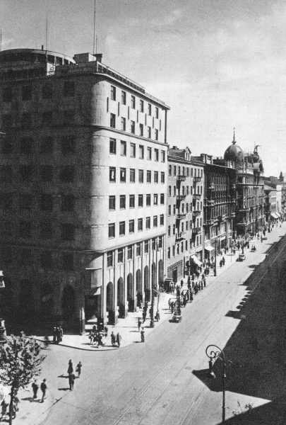 Gmach centrali PKO w Warszawie na skrzyżowaniu ul. Marszałkowskiej i Świętokrzyskiej w 1939 roku.