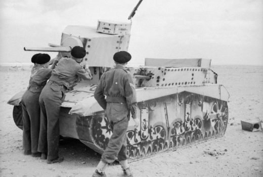 Dudley Clarke był pomysłodawcą wielu zaskakujących sztuczek, za pomocą których Brytyjczycy wywodzili Niemców w pole podczas II wojny światowej (na zdj. brytyjscy żołnierze z atrapą czołgu na pustyni w Afryce Północnej).