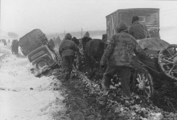 Ostatecznie jednak Niemcom udało się zbudować kilka prowizorycznych przepraw, przez które wojsko przeszło „suchą stopą”. Przewieziono też na chłopskich wozach 600 rannych.