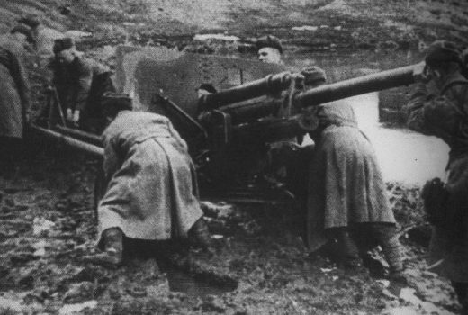 Radzieccy żołnierze holujący działo artyleryjskie w błocie na pole walki