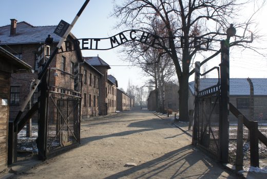 Zżymamy się, gdy zagraniczni autorzy lekkim piórem opisują ważne dla nas sprawy. „Polskie obozy koncentracyjne” to najbardziej jaskrawy przykład
