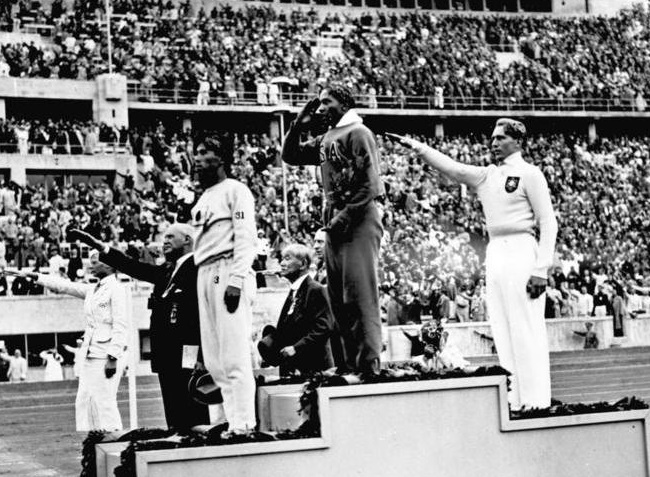 Najczęściej mówi się o nim w kontekście igrzysk olimpijskich w Berlinie. Wspomina się, jak utarł wówczas nosa nazistom.