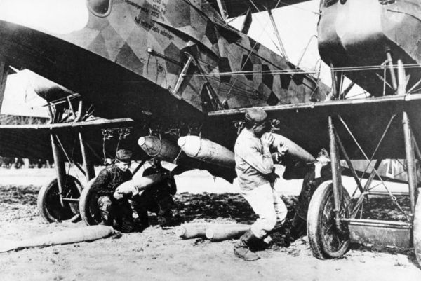 Zmuszona przez światowy konflikt do przestawienia się na inne nomen omen tory produkcji fabryka z Gotha zajęła się tworzeniem konstrukcji lotniczych, zwłaszcza bombowców.