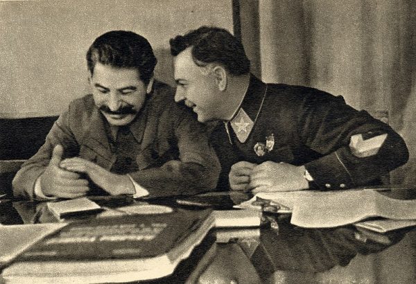 Dla Stalina wspólne picie wódki oraz innych napojów wyskokowych było czymś więcej niż wesołym spędzaniem czasu. Stanowiło istotny element wizerunku prawdziwego mężczyzny