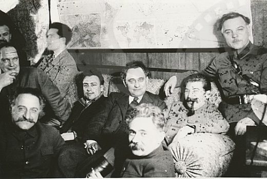 Józef Stalin nie tylko nałogowo pił alkohol, ale także zmuszał do spożywania napojów wyskokowych swoich partyjnych towarzyszy.