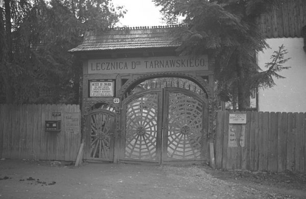 Brama do lecznicy w Kosowie w 1936 roku
