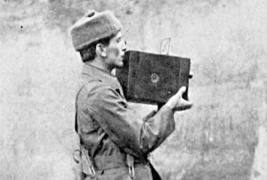 Brytyjski reporter wojenny Geoffrey Malins, filmujący aeroskopem w Belgii w 1914
