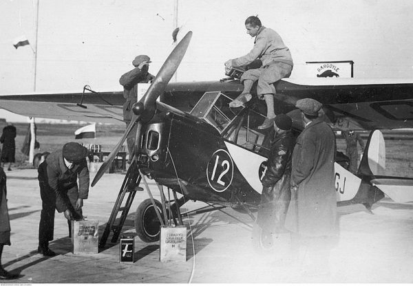 Załoga samolotu RWD-5 SP-AGJ Franciszek Żwirko i Stanisław Wigura po wylądowaniu uzupełnia paliwo podczas IV Krajowego Konkursu Samolotów Turystycznych.