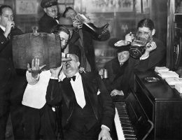 Amerykanie celebrujący zakończenie prohibicji w 1933 roku.