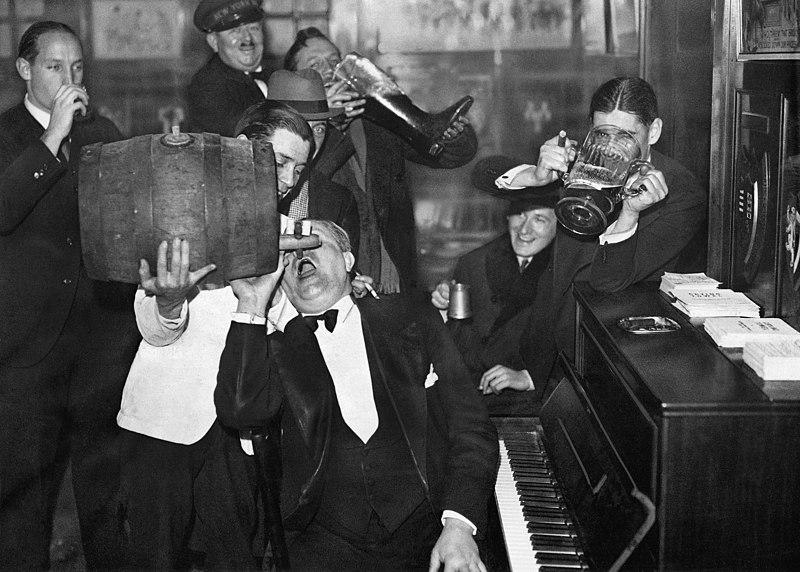 Amerykanie celebrujący zakończenie prohibicji w 1933 roku.