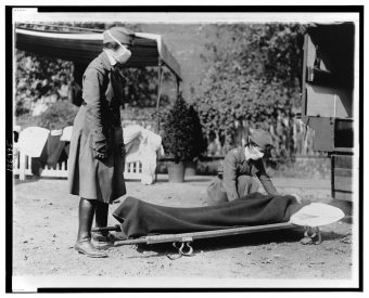 Demonstracja w stacji pogotowia ratunkowego Czerwonego Krzyża w Waszyngtonie, podczas pandemii  hiszpanki w 1918 roku.