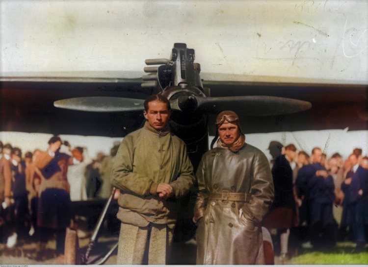 Pilot Franciszek Żwirko (z prawej) i konstruktor lotniczy Stanisław Wigura przed samolotem RWD-4 podczas III Krajowego Konkursu Awionetek w Warszawie.