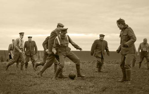 Zdjęcia grających w piłkę żołnierzy przedrukowywane były przez wszystkie brytyjskie gazety.