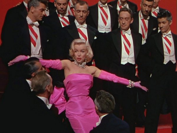 Mimo uzależnienia od leków i alkoholu Marilyn udało się stworzyć wiele fantastycznych ról (kadr z filmu „Mężczyźni wolą blondynki”).
