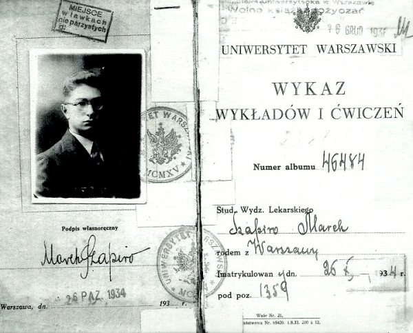Indeks Marka Szapiry, studenta Uniwersytetu Warszawskiego narodowości żydowskiej, z 1934, ostemplowany w 1937 napisem „Miejsce w ławkach nieparzystych” (w getcie ławkowym)