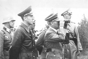 Forster (z lewej, w czarnym płaszczu) był ulubieńcem Hitlera (z lornetką).