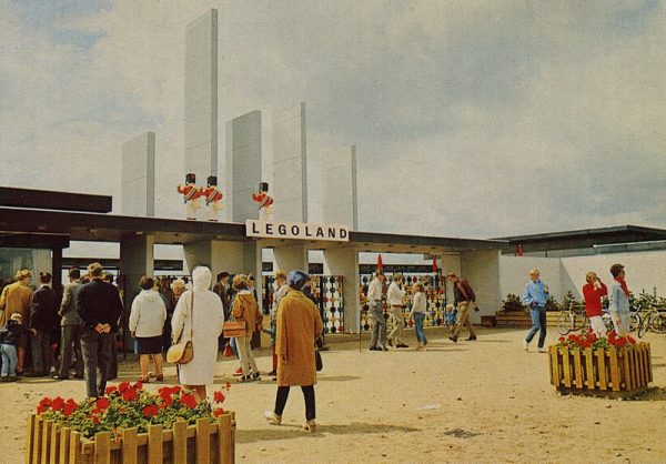 Na pustych terenach niedaleko lotniska powstał pierwszy na świecie Legoland.