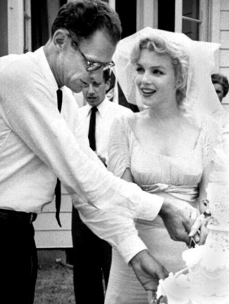 Marilyn natrafiła na zapisane słowa Millera, który dwa miesiące po ślubie wyznał, że nie kocha żony tak, jak ona tego pragnie.
