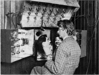 John Logie Baird i jego pierwszy publicznie zademonstrowany system telewizyjny, za pomocą którego transmitował ruchome obrazy 25 marca 1925 r. w londyńskim domu towarowym Selfridges
