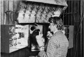 John Logie Baird i jego pierwszy publicznie zademonstrowany system telewizyjny, za pomocą którego transmitował ruchome obrazy 25 marca 1925 r. w londyńskim domu towarowym Selfridges