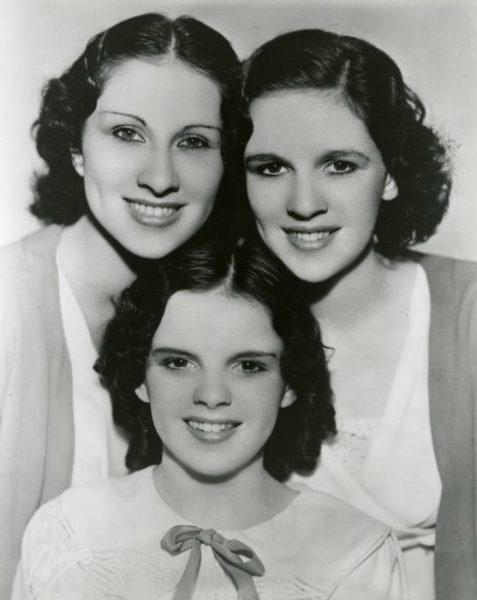 Siostry Gumm zostały więc siostrami Garland – od nazwiska przyjaciela Jessela oraz krytyka teatralnego Roberta Garlanda.