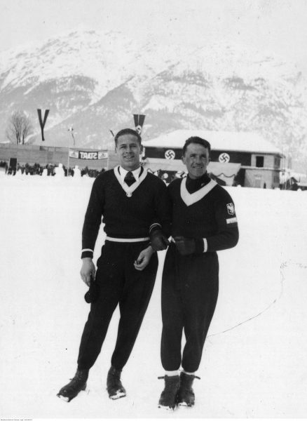 Międzynarodowe Zawody Narciarskie w Garmisch-Partenkirchen 1935. Narciarze Stanisław Marusarz i Bronisław Czech (z prawej) podczas zawodów.