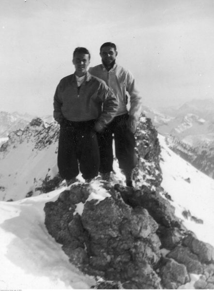 Bronisław Czech na szczycie góry w towarzystwie kolegi.