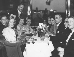 Uczestnicy balu filmu polskiego z 1939 roku. W jego trakcie zapewne również pito wódkę Baczewskiego