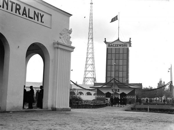 Wieża pawilonu fabryki wódki, likieru i rumu J.A. Baczewski we Lwowie w 1930 roku