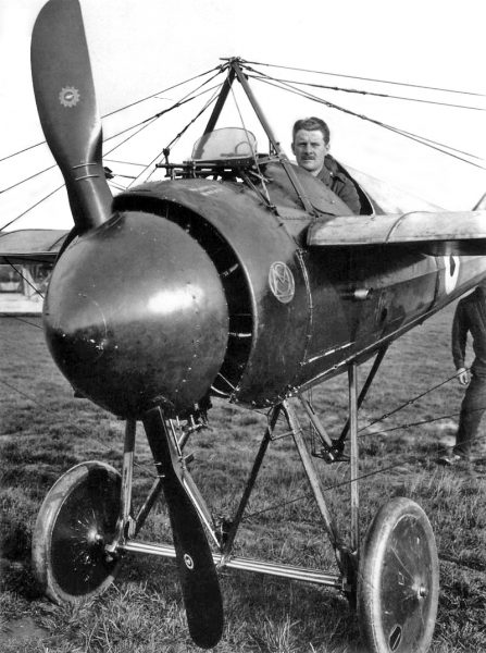Wprowadzenie do walki karabinu maszynowego nie było proste. Ówczesne samoloty były konstrukcjami używającymi silnika ze śmigłem ciągnącym ulokowanych z przodu lub ze śmigłem pchającym – z tyłu.