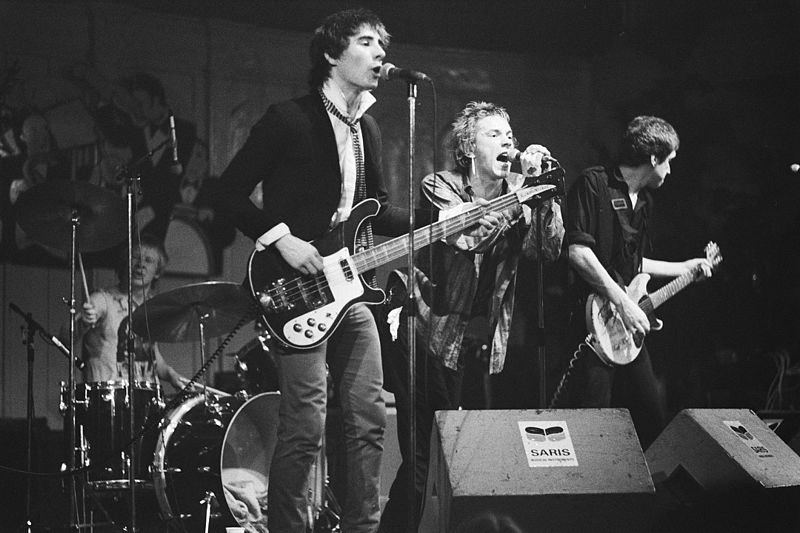 Formowanie Sex Pistols bardziej przypominało więc tworzenie boysbandu w stylu One Direction, niż oddolny zryw wkurzonych małolatów.