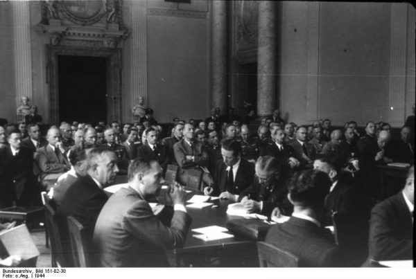 Scheliha znalazł się w środowisku osób nieprzychylnych hitlerowskim władzom. Sam również z coraz większym przerażeniem spoglądał na poczynania nazistów (na zdj. Proces uczestników zamachu z 20 lipca 1944 roku).