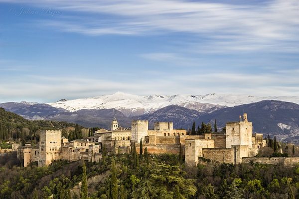 Alhambra – zamek obronny, pałac sułtana i ogrody – jeden z najwspanialszych i najcenniejszych zabytków świata