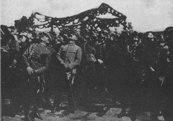Józef Piłsudski obserwuje lot samolotu CWL "Słowik" na kilka chwil przed katastrofą