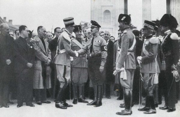 Eicke nie miał kwalifikacji niezbędnych do prowadzenia dywizji. Był za to wiernym Himmlerowi służbistą, który miał spore umiejętności organizacyjne.