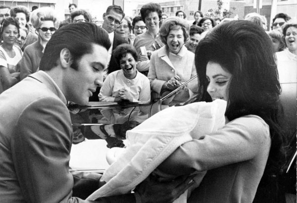 Elvis, Priscilla i ich nowo narodzona córeczka Lisa Marie